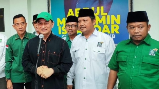 Bakal Calon Gubernur Banten, Achmad Dimyati Natakusumah menyerahkan formulir di DPW PKB Banten. [Bantennews/IST]