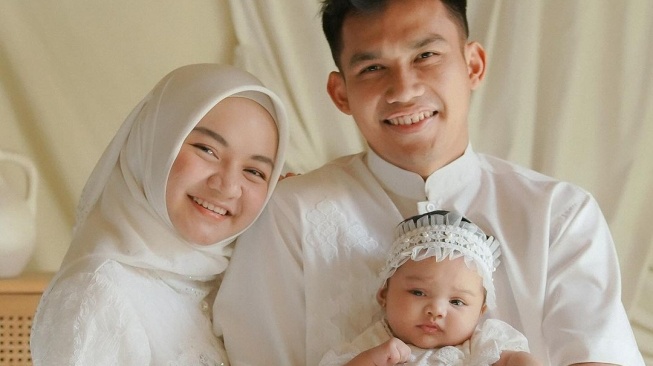 5 Potret Harmonis Witan Sulaeman dan Istri, dari Teman Masa Kecil Kini Dikaruniai Seorang Putri