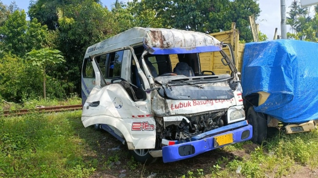 Bus Tranex Tabrak Dump Truk di Jalan Padang-Bukittinggi, Sopir dan 7 Penumpang Luka-luka