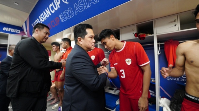 Para pemain timnas Indonesia U-23 saat disemangati Erick Thohir di ruang ganti (pssi.org)