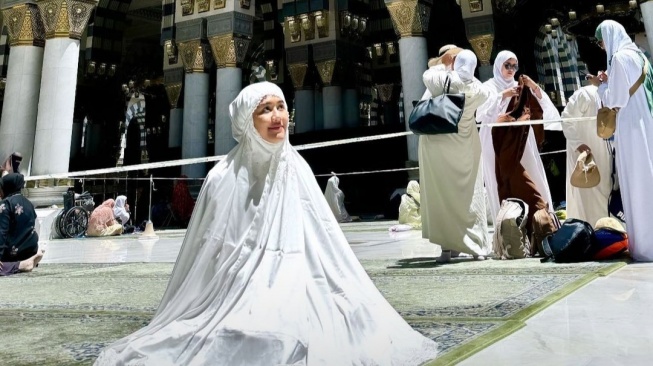 Erina Gudono Salat di Masjid Nabawi Saat Umrah, Ternyata Ini Keutamaannya.