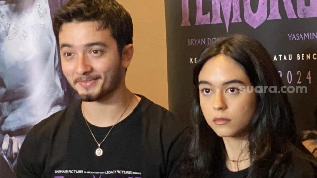 Bryan Domani dan Yasamin Jasem di acara rilis trailer film Temurun di kawasan Kuningan, Jakarta Selatan, Rabu (1/5/2024). [Tiara Rosana/Suara.com]