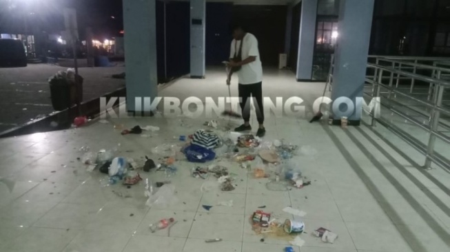 Kondisi Pelabuhan Loktuan penuh dengan sampah berserakan dikeluhkan pengunjung. [KlikKaltim.com]