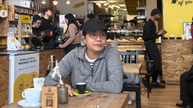 Sri Mulyani Santai Ngopi di Paris Saat Hari Buruh, Netizen Colek soal Kasus Bea Cukai