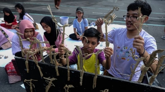 Orang Tua Dilarang Kritik Anak Saat Belajar Dunia Seni, Ini Alasannya