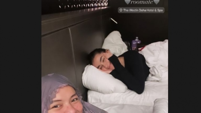 Istri Witan Sulaeman dan kekasih Marselino Ferdinan di hotel Qatar. (Instagram/@rismahanisulaiman_)