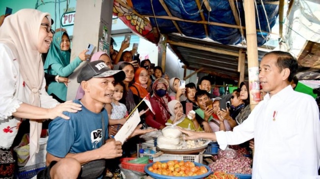 Presiden Joko Widodo atau Jokowi menyapa pedagang di Pasar Seketeng, Kabupaten Sumbawa, Provinsi Nusa Tenggara Barat (NTB), Kamis (2/5/2024). (Rusman - Biro Pers Sekretariat Presiden)