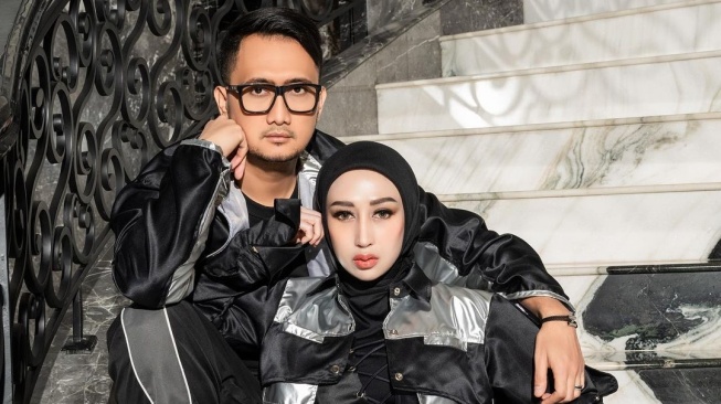 Pantas Tak Tergoda Foto Seksi Karyawan, Dokter Reza Gladys dan Attaubah Mufid Pernah Dapat Penghargaan Best Couple