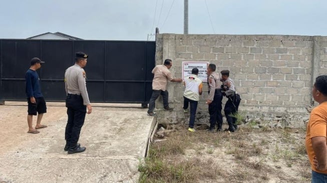 Tim KPK menyita pabrik sawit milik Bupati Labuhanbatu Erik Adtrada Ritonga. (Foto: Dok KPK)