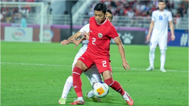 Pemain belakang Timnas Indonesia, Ilham Rio Fahmi saat bertanding melawan Uzbekistan (the-afc.com)