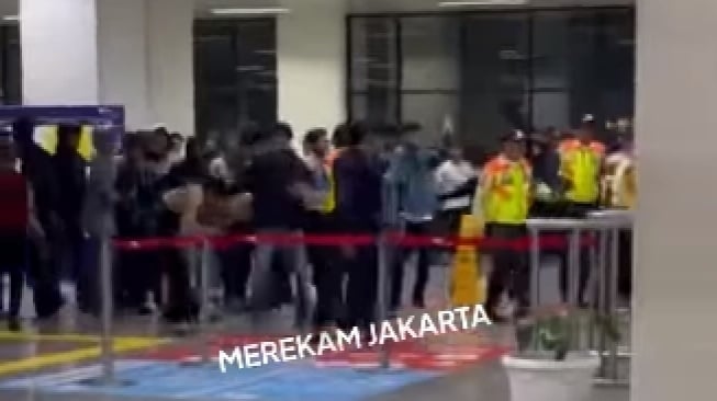 Viral 2 Kubu Suporter Bola Bentrok di Stasiun Manggarai: Pukul-pukulan Bak Film Holligan!