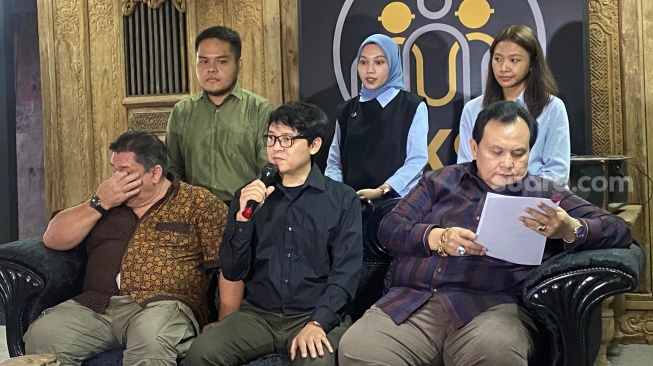 Minola Sebayang selaku kuasa hukum Ari Bias dalam jumpa pers di kawasan Gatot Subroto, Jakarta Selatan, Kamis (2/5/2024). [Suara.com/Tiara Rosana]