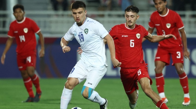 Gelandang Timnas Indonesia U-23, Ivar Jenner (kanan) tampil di Piala Asia U-23 2024. [KARIM JAAFAR / AFP]