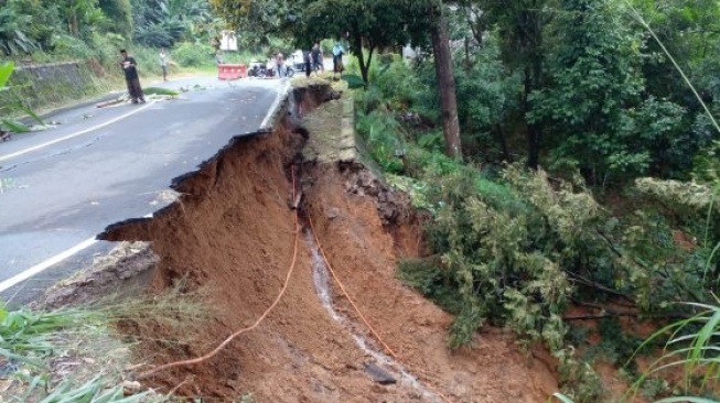 Diguyur Hujan Semalaman, Jalan Raya Rangkasbitung Cipanas Amblas