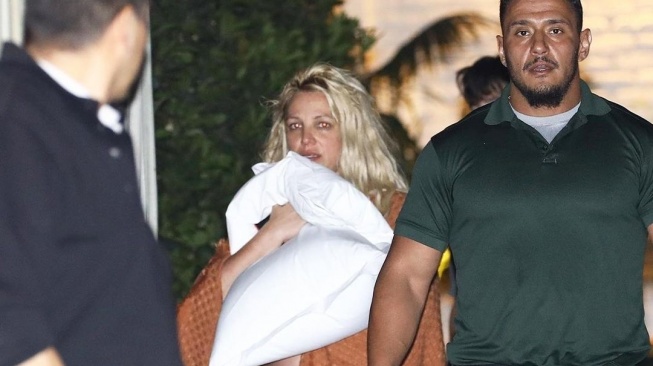 Penampilan Britney Spears Keluar dari Hotel. [Instagram/entertainmenttonight/BACKGRID]