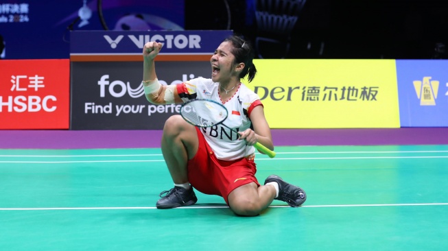 Pebulu tangkis tunggal putri Indonesia Ester Nurumi Tri Wardoyo usai mengalahkan wakil Thailand Supanida Katethong di babak perempat final Piala Uber 2024 di Hi-Tech Zone Sports Centre Gymnasium, Jumat (3/5/2024). (dok PBSI) 