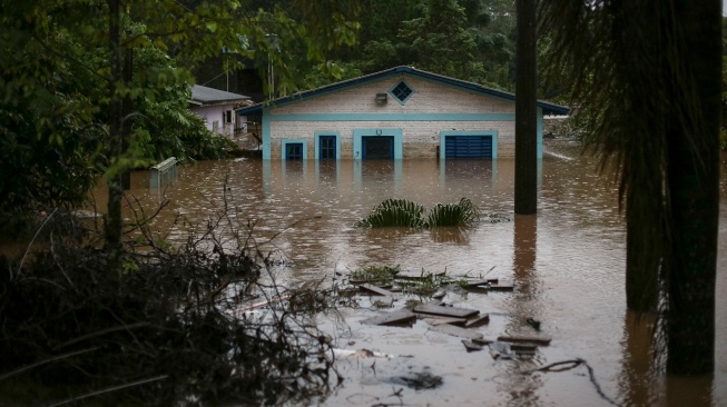 Sebuah rumah yang terendam banjir terlihat di sekitar jalan raya ERS-122 di Sao Sebastiao do Cai, Rio Grande do Sul, Brasil, Kamis (2/5/2024). [Anselmo Cunha / AFP]