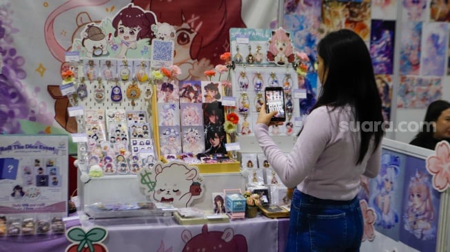 Pengunjung melihat pernak-pernik Anime di gelaran Anime Festival Asia Indonesia (AFAID) di  JCC Senayan, Jakarta, Jumat (3/5/2024). [Suara.com/Alfian Winanto]