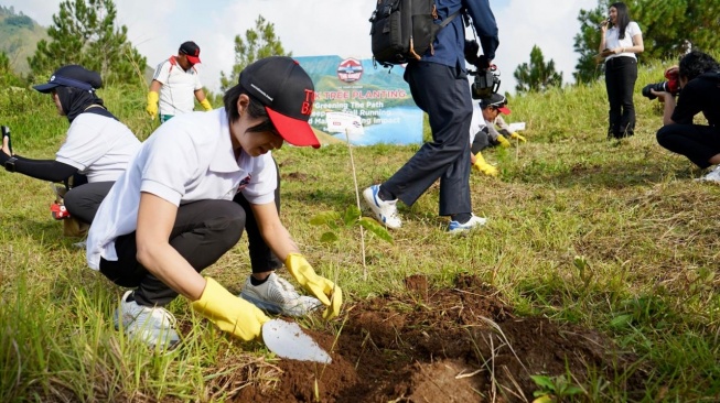 BPODT dan Masyarakat Tanam Pohon di Jalur yang Akan Dilintasi Trail of The Kings Zero Edition