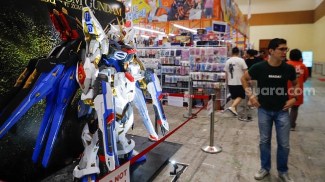 Pengunjung melihat pernak-pernik Anime di gelaran Anime Festival Asia Indonesia (AFAID) di  JCC Senayan, Jakarta, Jumat (3/5/2024). [Suara.com/Alfian Winanto]