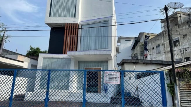 KPK Sita Rumah Bupati Labuhanbatu Nonaktif Erik Adtrada Ritonga