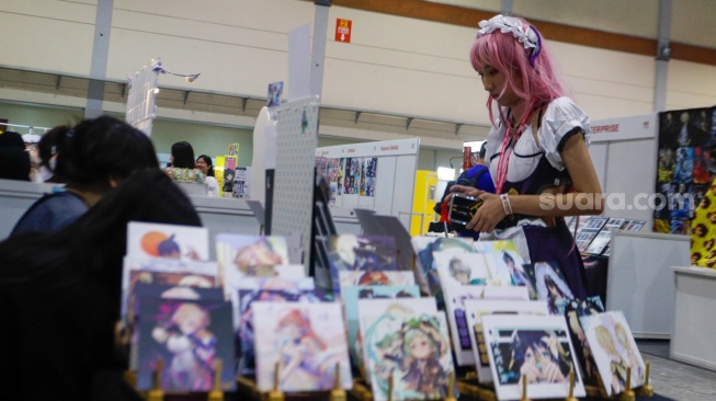 Pengunjung melihat pernak-pernik Anime di gelaran Anime Festival Asia Indonesia (AFAID) di  JCC Senayan, Jakarta, Jumat (3/5/2024). [Suara.com/Alfian Winanto]