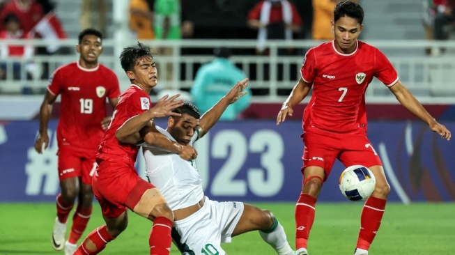 Suasana pertandingan Timnas Indonesia U-23 kontra Irak di perebutan tempat ketiga Piala Asia U-23 2024 di Stadion Abdullah bin Khalifa, Doha, Qatar, Jumat (3/5/2024) dini hari WIB. [Karim JAAFAR / AFP]