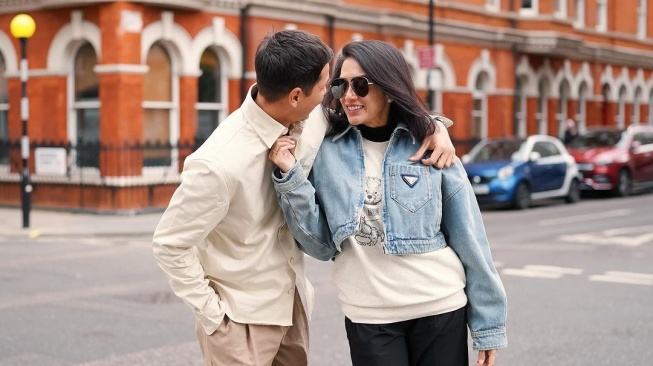 Potret Mesra Andhika Pratama dan Ussy di London. (Instagram/ussypratama) 