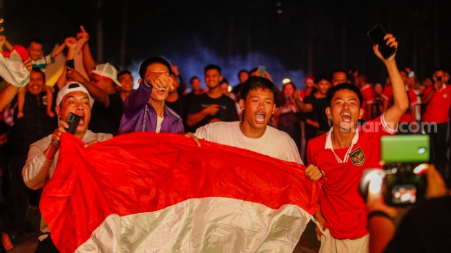 Ekspresi warga saat nonton bareng (nobar) pertandingan Timnas U-23 Indonesia melawan Timnas U-23 Irak dalam perebutan Juara 3 Piala Asia U-23 2024 di Silang Monas, Jakarta, Kamis (2/5/2024). [Suara.com/Alfian Winanto]