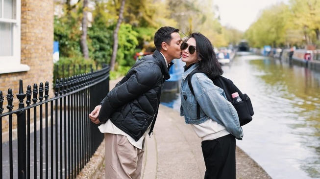 Potret Mesra Andhika Pratama dan Ussy di London. (Instagram/ussypratama) 