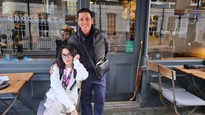 Potret Mesra Andhika Pratama dan Ussy di London. (Instagram/ussypratama) 