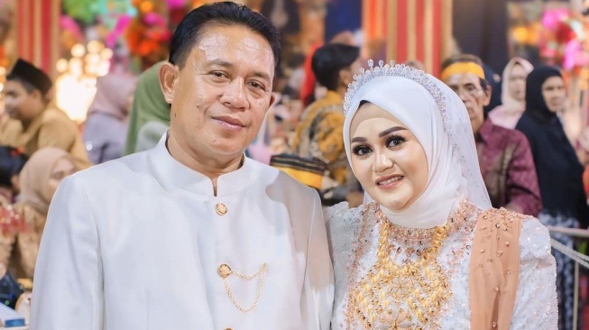 Bantah Ketemu di Tempat Karaoke, Begini Kisah Cinta Haji Alwi Ruslan dan Suci KDI