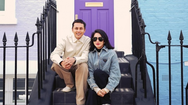 Potret Mesra Andhika Pratama dan Ussy di London. (Instagram/ussypratama) 