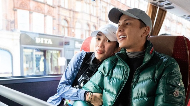 Potret Mesra Andhika Pratama dan Ussy di London. (Instagram/ussypratama) 