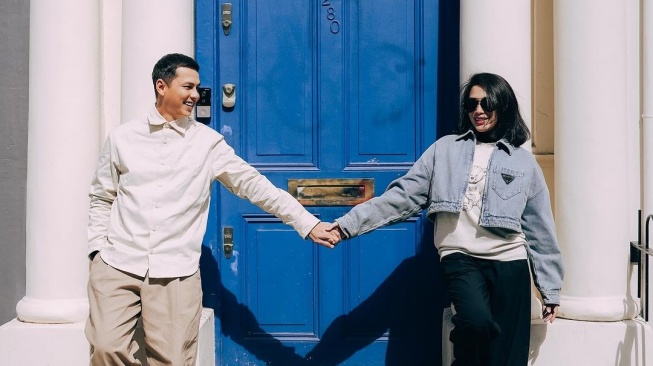 Potret Mesra Andhika Pratama dan Ussy di London. (Instagram/ussypratama) 