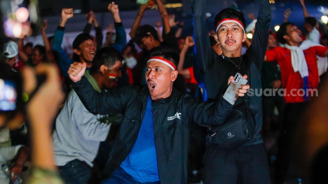 Ekspresi warga saat nonton bareng (nobar) pertandingan Timnas U-23 Indonesia melawan Timnas U-23 Irak dalam perebutan Juara 3 Piala Asia U-23 2024 di Silang Monas, Jakarta, Kamis (2/5/2024). [Suara.com/Alfian Winanto]