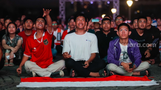 Warga nonton bareng (nobar) pertandingan Timnas U-23 Indonesia melawan Timnas U-23 Irak dalam perebutan Juara 3 Piala Asia U-23 2024 di Silang Monas, Jakarta, Kamis (2/5/2024). [Suara.com/Alfian Winanto]