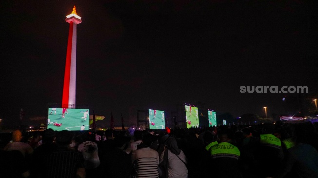 Warga nonton bareng (nobar) pertandingan Timnas U-23 Indonesia melawan Timnas U-23 Irak dalam perebutan Juara 3 Piala Asia U-23 2024 di Silang Monas, Jakarta, Kamis (2/5/2024). [Suara.com/Alfian Winanto]