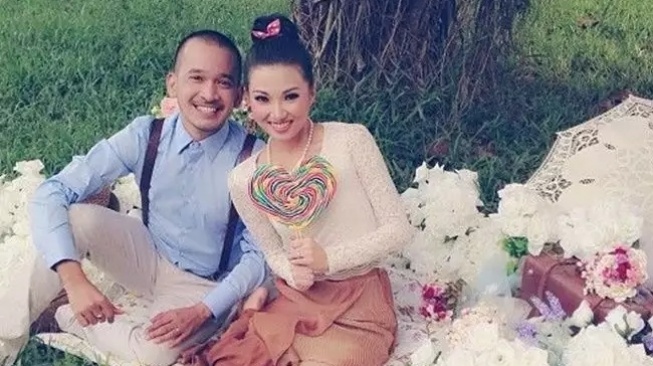 Foto lawas Ruben Onsu dan Sarwendah. [Instagram]