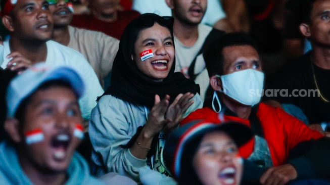 Ekspresi warga saat nonton bareng (nobar) pertandingan Timnas U-23 Indonesia melawan Timnas U-23 Irak dalam perebutan Juara 3 Piala Asia U-23 2024 di Silang Monas, Jakarta, Kamis (2/5/2024). [Suara.com/Alfian Winanto]