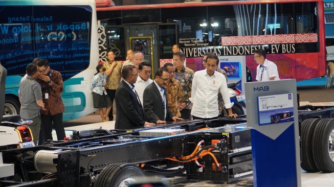 Presiden Jokowi dan Kepala Staf Kepresidenan Jenderal TNI (Purn) Moeldoko mendengarkan penjelasan tentang rolling sasis truk listrik MAB dari Direktur Utama PT MAB Kelik Irwantono (kiri) dan Direktur Teknik MAB Bambang Tri Soepandji (kedua dari kiri). [Dok MAB]