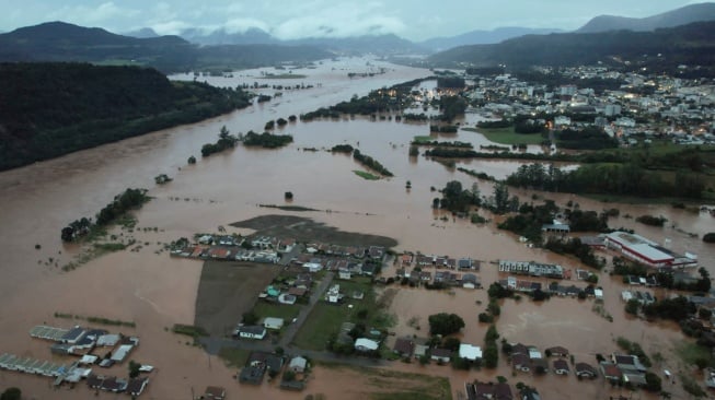 Pemandangan dari udara menunjukkan daerah yang terendam banjir di kota Encantado, Rio Grande do Sul, Brasil, Rabu (1/5/2024). [Gustavo Ghisleni / AFP] 