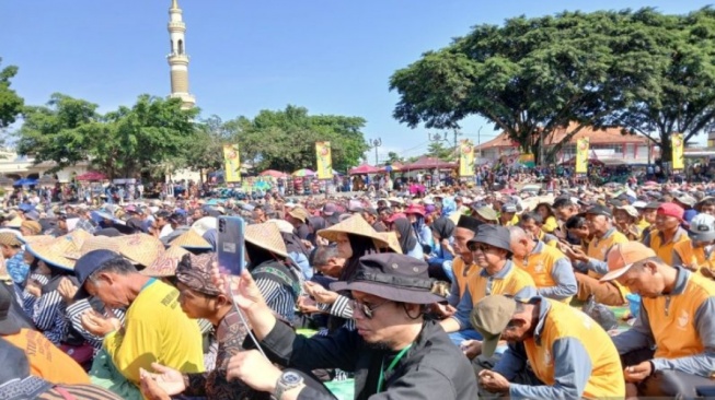 Menjaga Tradisi Nenek Moyang, Ribuan Petani Tembakau Ikuti Upacara Wiwit Tanam Tembakau