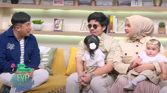 interaksi Aurel Hermansyah dan Irfan Hakim dalam acara talkshow FYP (YouTube/TRANS7 Official)