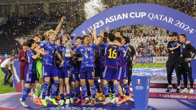 Para pemain Jepang selebrasi dan mengangkat trofi setelah memenangkan pertandingan final Piala Asia U23 2024 antara Jepang melawan Uzbekistan di Stadion Jassim Bin Hamad, Doha, Qatar, Jumat (3/5/2024). [KARIM JAAFAR / AFP]