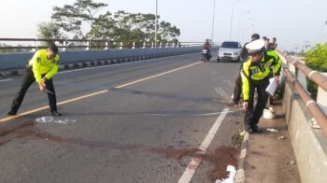 Terjatuh Saat Menyalip, Pemotor di Cianjur Terlindas Truk Hingga Kakinya Remuk