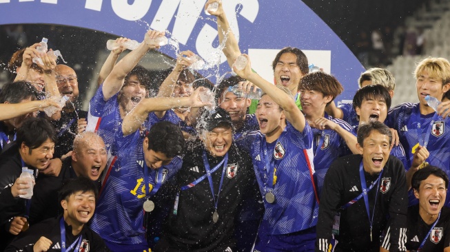 Para pemain Jepang selebrasi setelah memenangkan pertandingan final Piala Asia U23 2024 antara Jepang melawan Uzbekistan di Stadion Jassim Bin Hamad, Doha, Qatar, Jumat (3/5/2024). [KARIM JAAFAR / AFP]