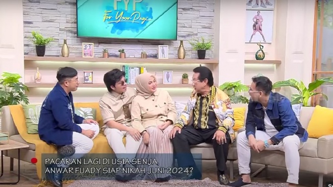 Atta Halilintar dan Aurel Hermansyah saat berbagi panggung dengan Anwar Fuady (YouTube/TRANS7 Official)