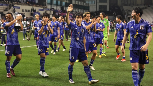 Para pemain Jepang menyapa para suporter setelah memenangkan pertandingan final Piala Asia U23 2024 antara Jepang melawan Uzbekistan di Stadion Jassim Bin Hamad, Doha, Qatar, Jumat (3/5/2024). [KARIM JAAFAR / AFP]