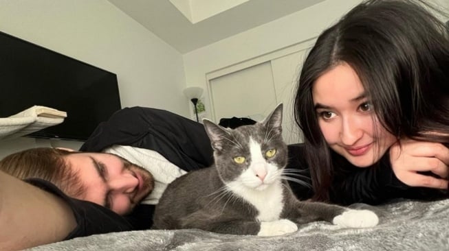 Stephanie Poetri bersama tunangannya, Asher Novkov Bloom. [Instagram]